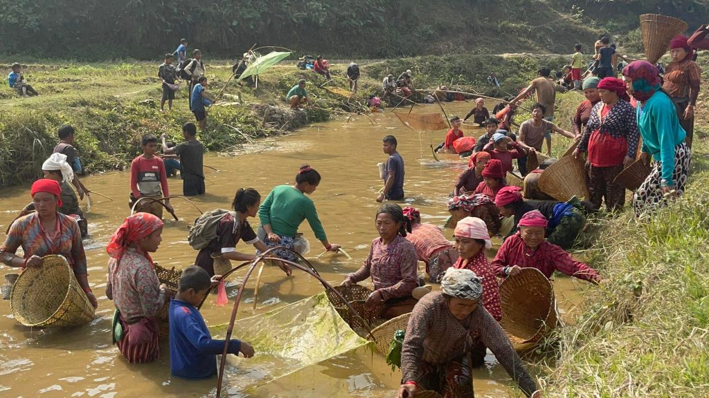 संस्कृति बन्दै महाशिवरात्रिमा सामूहिक माछा मार्ने चलन (फोटोफिचर) machha marne chalan bhaimad 6